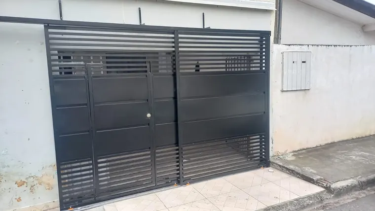 Portão metálico em trabalho da GF Aliança Serralheria